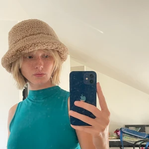Bucket hat  - En oanvänd buckethat med väldigt fin passform! 