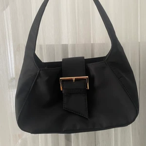 Handväska  - Så fin men inte kommit till användning, från bikbok ordinariepris 249kr 💓💓