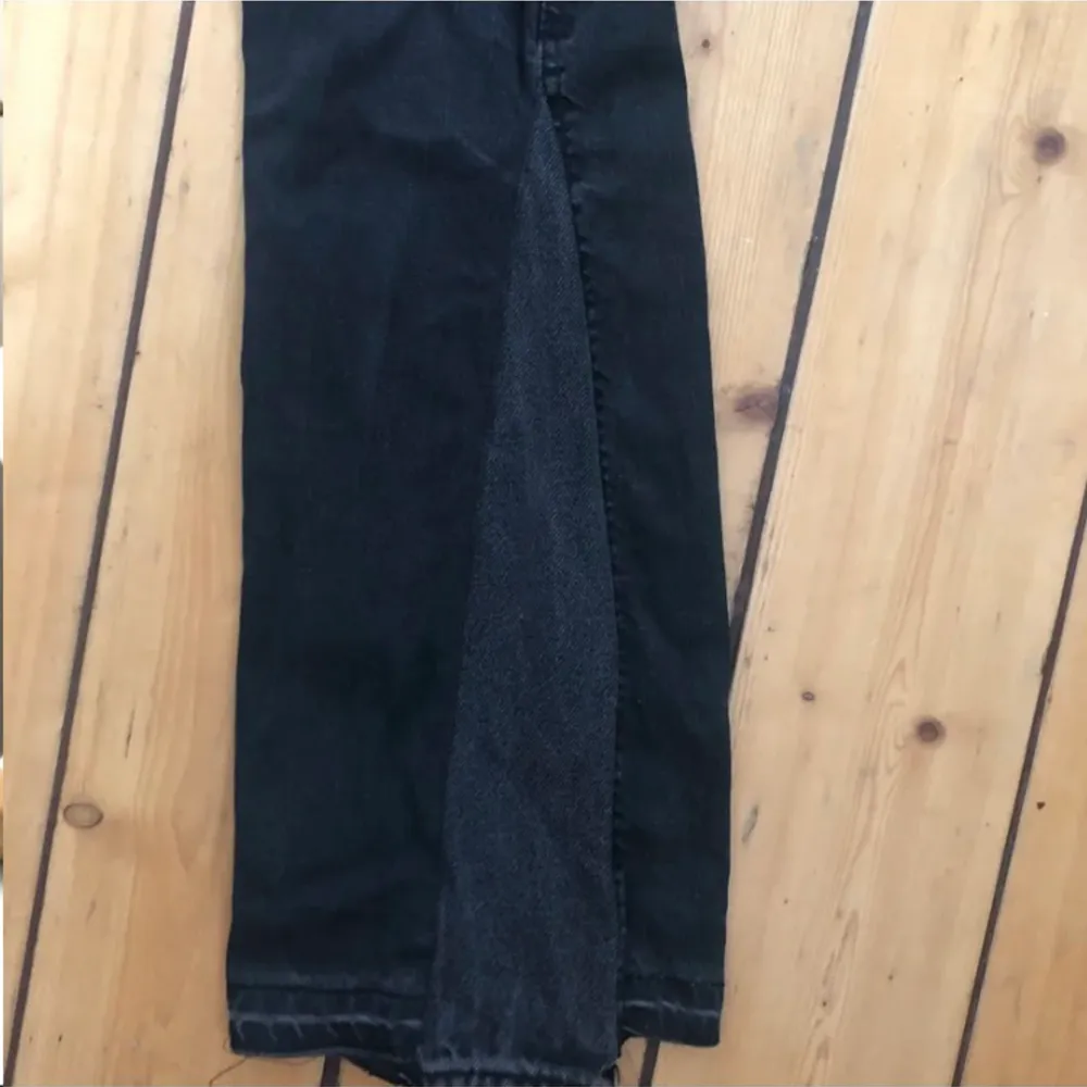 Super najs jeans, har sytt en liten ”kil” för att de skulle bli mer bootcut, kan både mötas upp och posta . Jeans & Byxor.