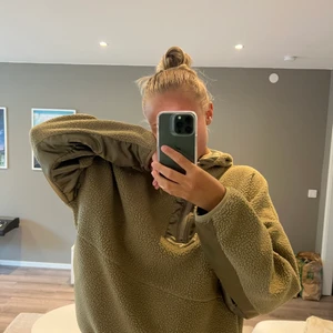 Teddyjacka - En grön mysig teddyjacka i storlek L. Jag är storlek M på mina kläder i vanliga fall så denna är lite oversize på mig💚💚💚