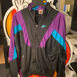 vintage nike zip - vintage nike tröja. dragkedjans ”handtag” har lossnad (sissta bilden) men går forf att använda dragkedjan som vanligt utan problem! 