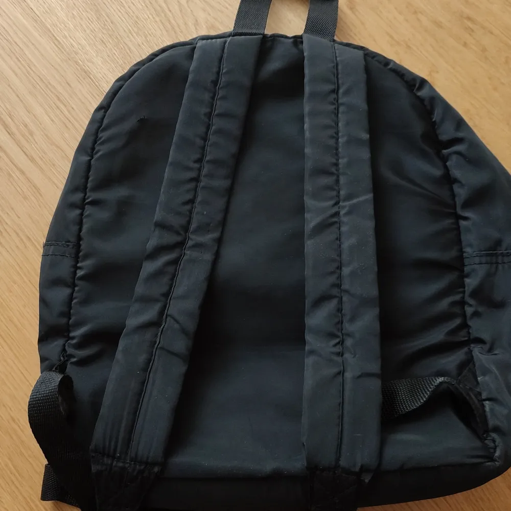 Jag säljer den här fina svarta ryggsäcken.💕 Den är i jättebra skick. ✨Köparen står för frakt.✨. Väskor.