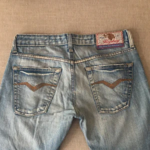 Replay jeans  - Lågmidjade replay jeans i bra skick! Midjemått: 77cm Innerbenslängd: 85cm ANVÄNDER EJ FUNKTIONEN FRAKT 63KR 🫶🏼 köp direkt för 400kr
