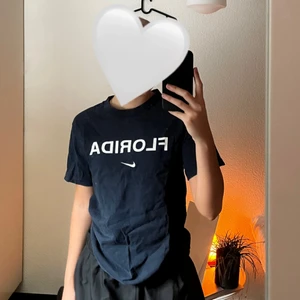 nike t-shirt - knappt använd, marinblå. Pris går att diskutera och frakt står köparen för!