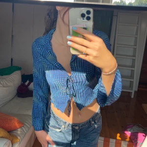 Cool blus med knytning - Använd en gång! Asball men kommer ej till användning