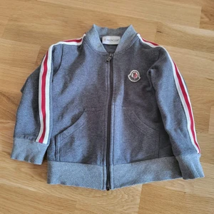 Moncler tröja - Moncler tröja till barn från 18/24 månader. Kod finns i tröjan som vissar att den är äkta.   Frakt tillkommer