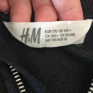 fin långärmad tröja från h&m  - den sitter löst, kedjan har tappat lite färg på ringen. köptes på barn avledningen på hm. anledning till att jag säljer är att jag tröttnat. använd ca 3 gånger men har gått runt i tvätten. orginalpris 150 kr. 