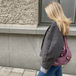 Jacka - Den perfekta höst/vinterjackan. Varm, kort i modellen och riktigt snygg. Den kommer från den exklusiva märket Pinko och är i fint skicka förutom ett par få slitningar längst ner på armen vilket knappt syns när den är på🌟Första bilden från Filippa zorz