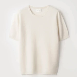 Soft goat tröja - Säljer min fina soft goat tröja i 100% cashmere som inte kommer till användning. Köpte i somras för ca 1 månad sen och har använt 1 gång. Är slutsåld på deras hemsida, skriv privat för fler bilder och äkthetsbevis! Nypris 1495kr