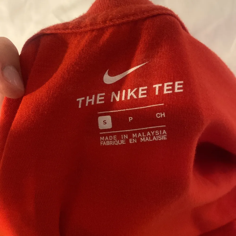 Nike tröja i storlek S inte andvänd så nästan som ny! Man kan både träna i den och ha på sig den i vanliga fall! (Köpt i Malaysia)💟🐼🦸🏻‍♂️. T-shirts.