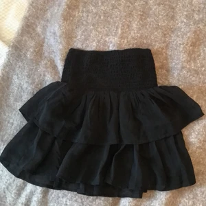 Volangkjol - Svart volangkjol i fint skick, storlek 134/140 men passar en xs och mig som är en s. Frakten ligger på 39kr och är spårbar ❤️