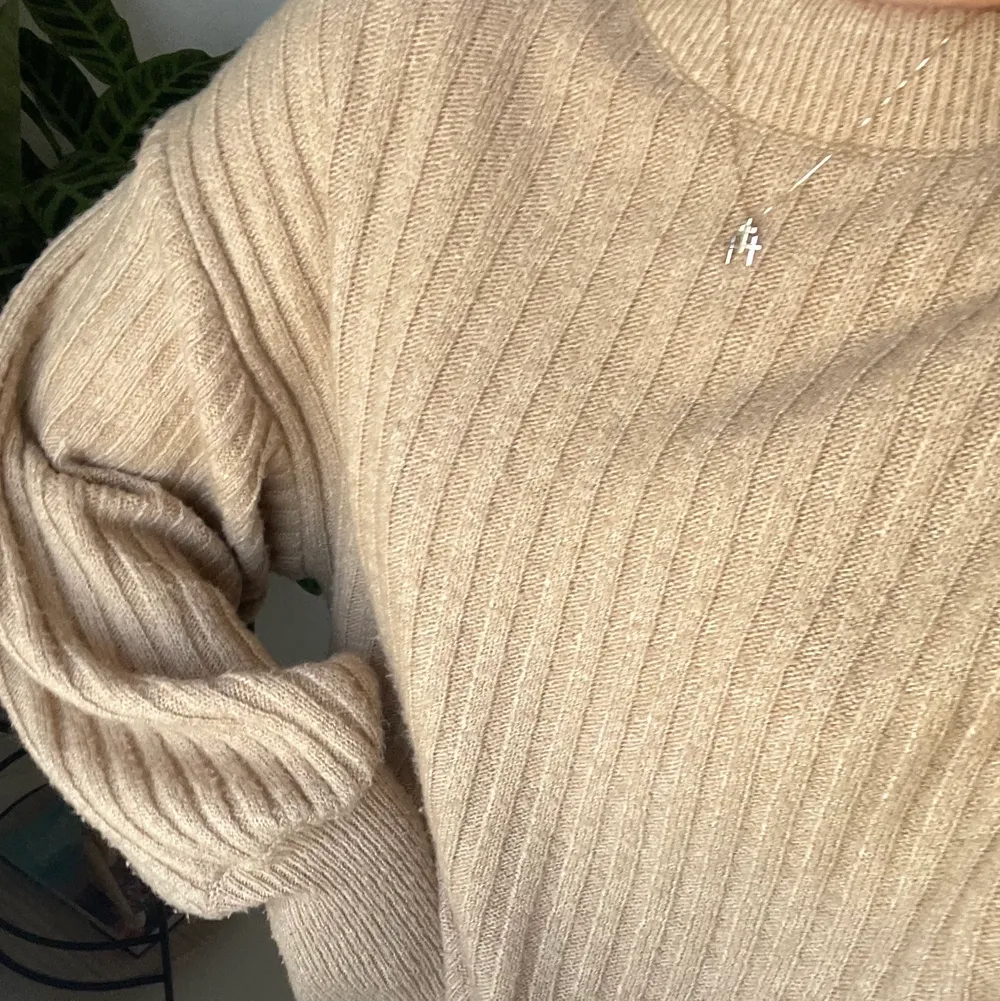 En beige stickad tröja från Gina tricot i använt men fint skick. Tröjan är i XS men passar på mig som är en S/M💘. Stickat.