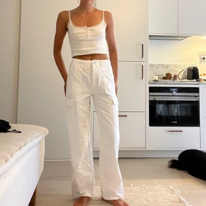 Zara cargo byxor vita - Zara militär byxor i vitt. Slutsålda i butik. Har klippt bort lapparna då den sticktes. Det är strl xs men dom är superstora. Mer S. Jag är 173 cm 