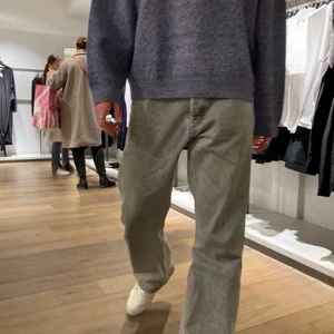 Stickad tröja - Stickad tröja i stl L i mycket bra skick. Säljes för 200 kr och köptes från COS.