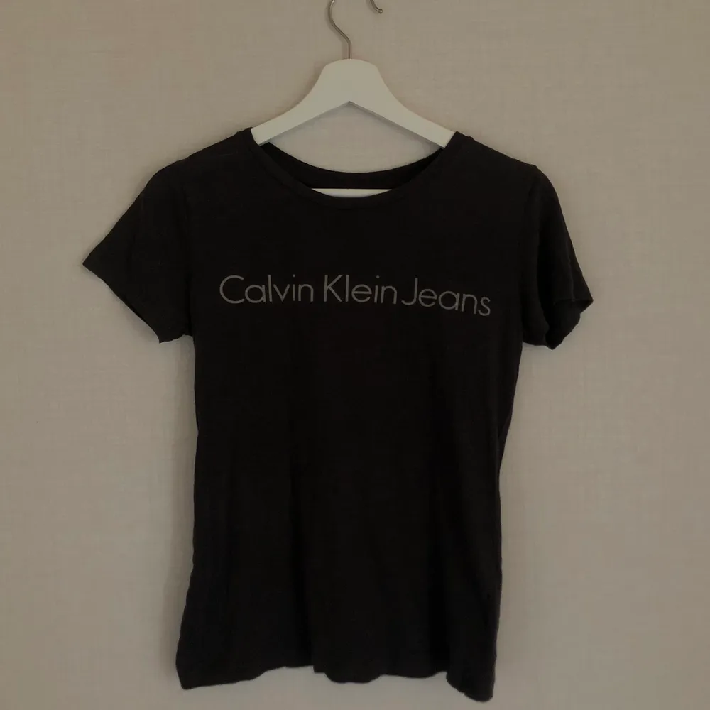 Mörkgrå calvin clein t-shirts i storlek XS🖤. T-shirts.