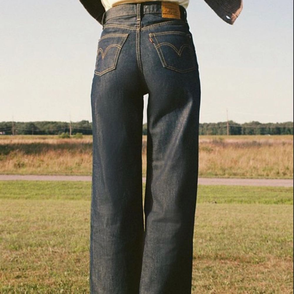Säljer mina ribcage wide jeans från Levis då de blivit för små. De är uppsprättade nertill för att bli längre. Flyttar i helgen, så snabbt köp uppskattas - 250kr vid snabb affär. Strl 25.. Jeans & Byxor.