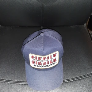 Siksilk keps blå - Användes knappt så säljer den. Ba använd fåtal gånger. 