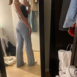 Jeans - Säljer mina ljus blåa monki jeans. Dem sitter mid/low waist på mig och baggy ner vid benen. Är 165 och sitter perfekt i längden. Köparen står för frakt och pris kan diskuteras. Nypris 400