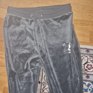 Juciy byxor st 15-16 år - säljer denna för den är för stor för mig och jag köpte fel storlek, den är helt ny  Inga skador eller något sånt, 