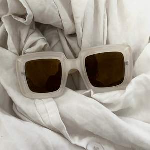 Vita solglasögon i bra material. 💕Tryck på ”köp nu” för att få hem den inom 2 arbetsdagar💕