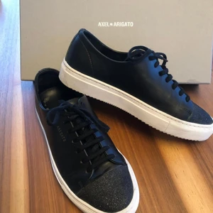 Arigato skor - säljer mina unlimited edition arigato skor då jag inte får nån använding av de. ganska använda. (lånade bilder kom privat för egna bilder!❤️)