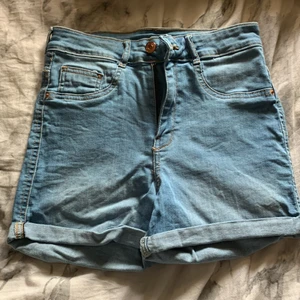 Jeansshorts  - Blåa jeansshorts. 