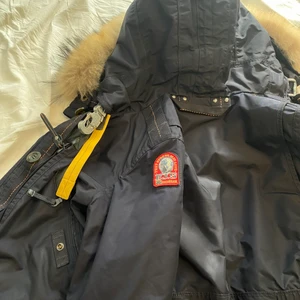 PJS vinterdam jacka (äkta) - Helt ny utan skador (äkta jacka) , Stl S modell doris färg mairnblå, pälsen kan tvättas, medföljer extra knappar och en annan pjs märke har tyvärr inte kvittot kvar utan har bara prislappen  Köptes för 8999kr säljs för 4000kr 