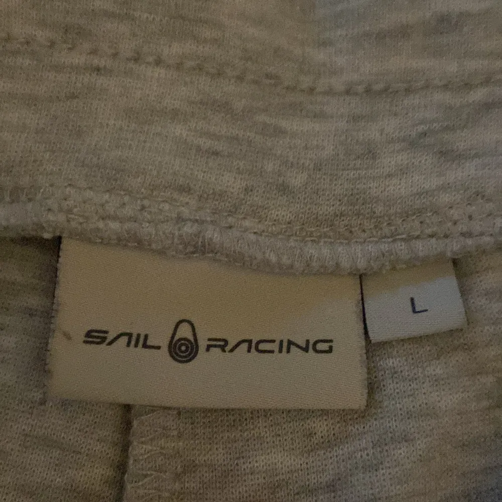 Säljer ett par Sail racing shorts stl L . Shorts.