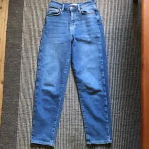 Bekväma mom jeans i croppad modell från gina tricot.❤️ Stl 34, passar bra på mig som är 164 cm. Bra skick.  