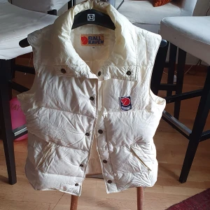 FJÄLLRÄVEN DUNVÄST - Säljer min vintage dun väst jacka som passar till allt. Jackan passar xs_ s eftersom den är lite I stk.mycket varmt och sitter perfect som dun jacka. Jackan har en lite fläkt på bakom men den går inte att notisera. Finns fler bilder och har imgen bild med den på.