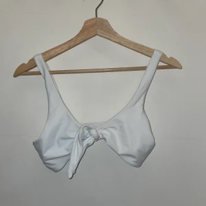 Bikiniöverdel  - Vit bikiniöverdel från Zaful. Saknar pads men finns hål så man kan lägga in. Storlek M men skulle säga att den passar mer S. Aldrig använd, bara provad.