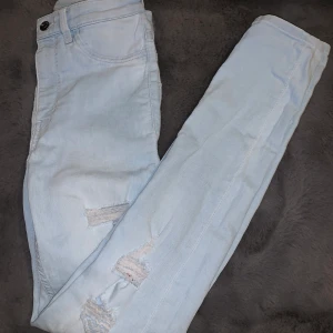Blåa jeans stretch🦋 - Har använt dessa jeans några gånger, de passar inte längre dock så tänkte att de är dags att sälja dom. De är i perfekt skick och är mycket sköna och är som sagt stretch.