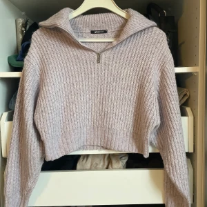 Stickad tröja  - Lila stickad tröja från Ginatricot med halvsip. Använd fåtal gånger därav bra skick. Säljer då jag inte använder den längre storlek 34/36 