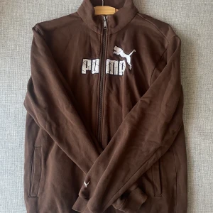 Puma kofta - Puma kofta köpt på Beyond retro, säljer då den inte kommer till användning längre 😊 Kontakta om du har några frågor