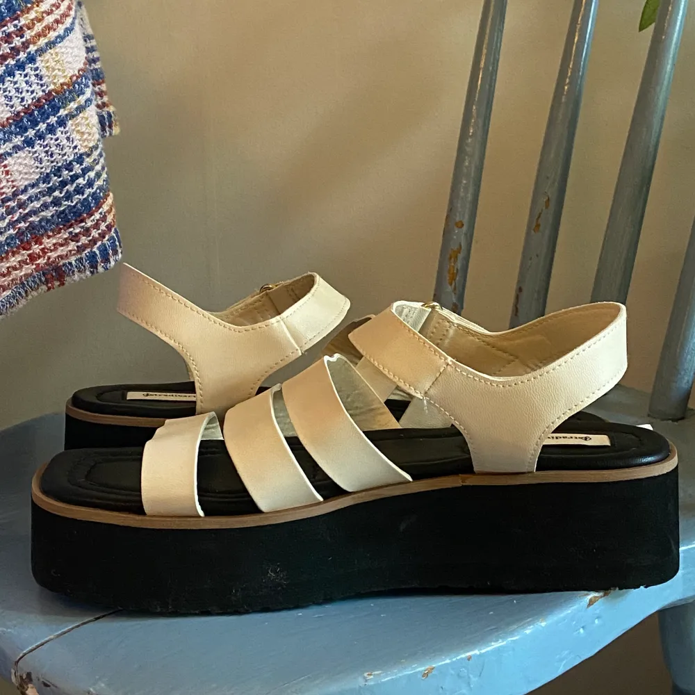 Säljer mina helt oanvända sandaler med plattform från stradivarius! Krämvita med svart sula, säljer pga fel storlek </3 . Skor.