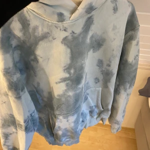 Tiedye hoodie - Cool dietye hoodie i storlek S som är perfekt till hösten
