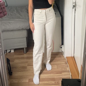 Jeans - Säljer mina fina jeans från bikbok🦋 storlek 25 längd 32 men avklippta så de passar mig som är 165cm 🤍 mycket sparsamt använda 