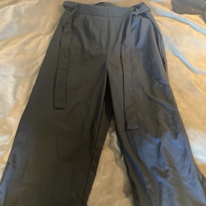 Comfy byxor  - Comfy byxor, rätt så stiliga, korta, använt kanske en gång.