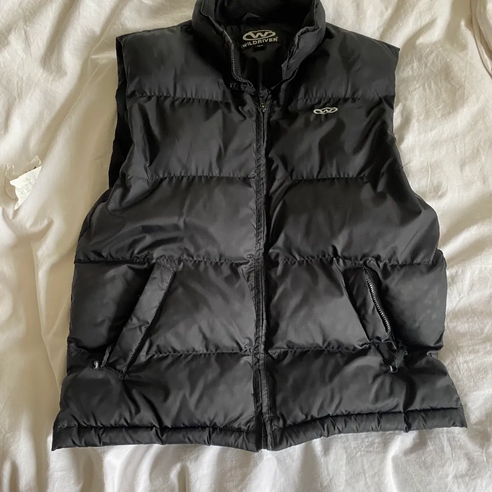 Säljer min svarta väst i storlek 164 i färgen svart inget hål eller något det är en logga på vänster bröst. För 150kr + frakt . Takit.