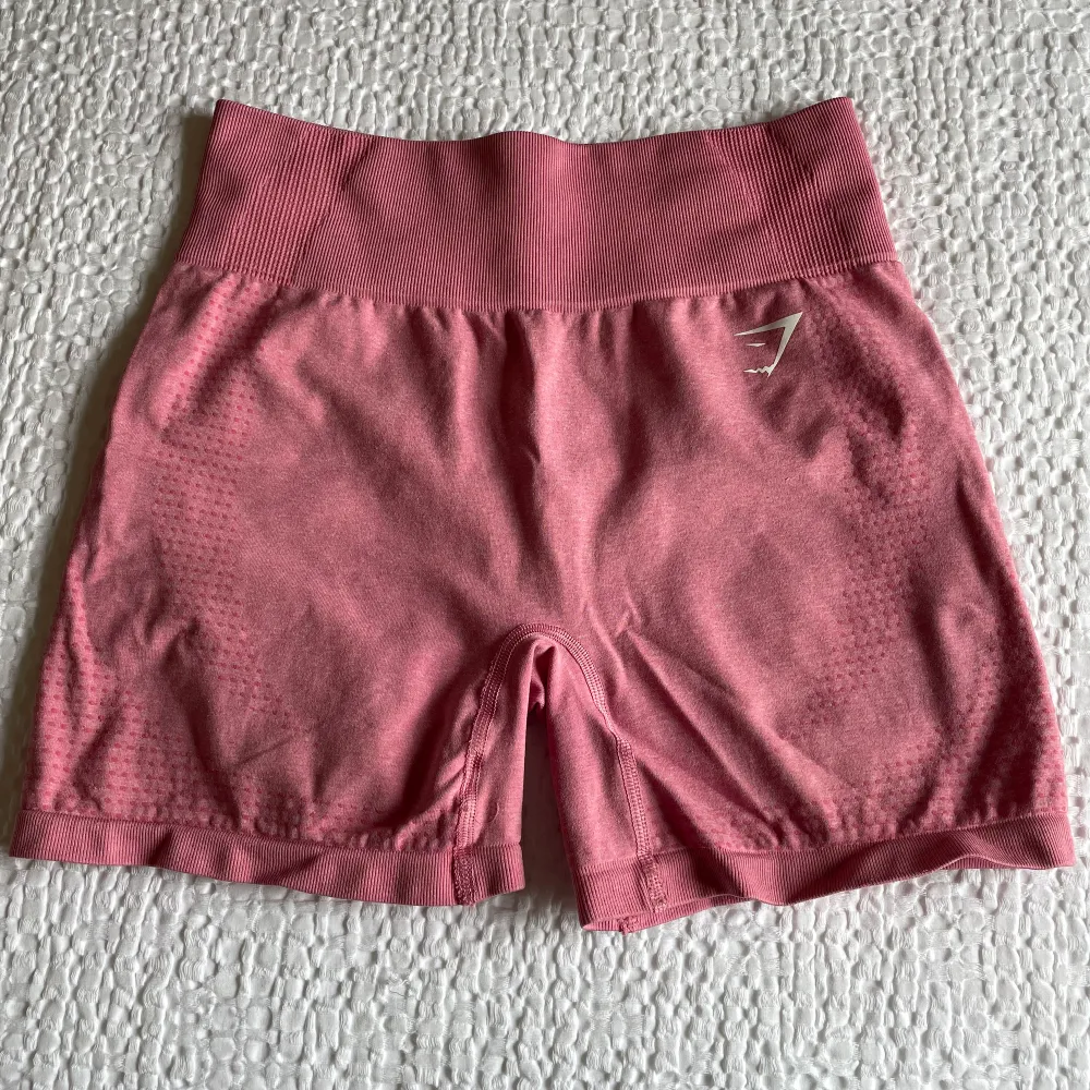Säljer mina helt nya gymshark shorts ensdast andvända 2 gånger 🫶 Vital seamless 2.0 . Shorts.