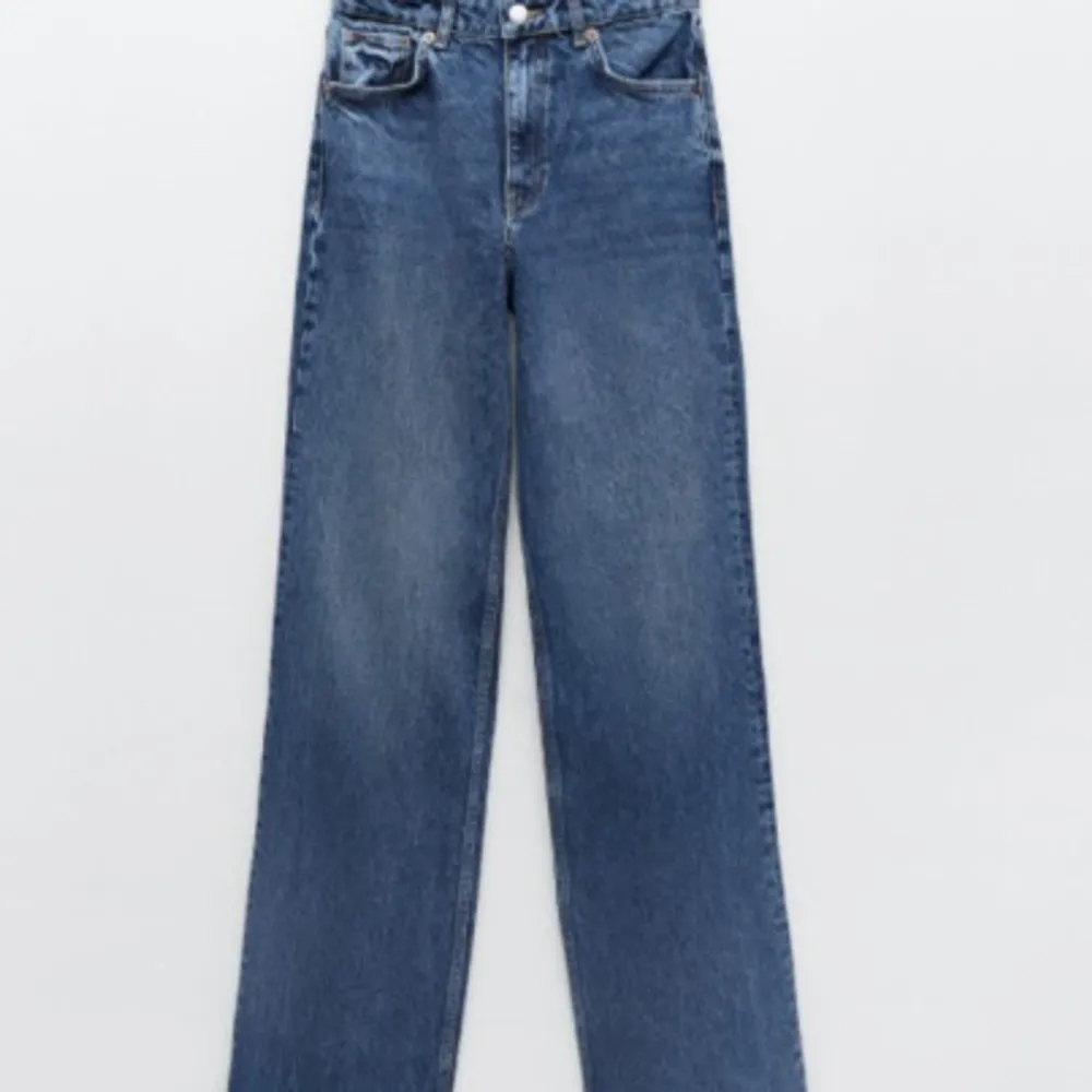 Zaras wide leg full length jeans. Köpte förra året och säljes då de inte kommer till användning längre.. Jeans & Byxor.