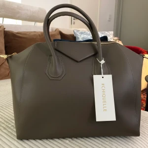 Chiquelle - Luxury Leather Bag - Jag säljer min helt oanvända handväska som jag köpte från Chiquelle för några år sen. Den är nyskick utan några som helst defekter. Handväskan är tillverkad i äkta läder vilket gör den till en väldigt slitstark väska som kommer hålla i många år. ♥️