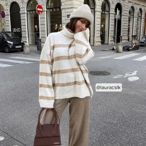 Randig tröja från Nakd - Supergodas snygg tröja från nakd, jättesnygg och passar perfekt till hösten nu! Inte helt säker på om jag tänker sälja, men skriv pris så kan vi diskutera! ❤️