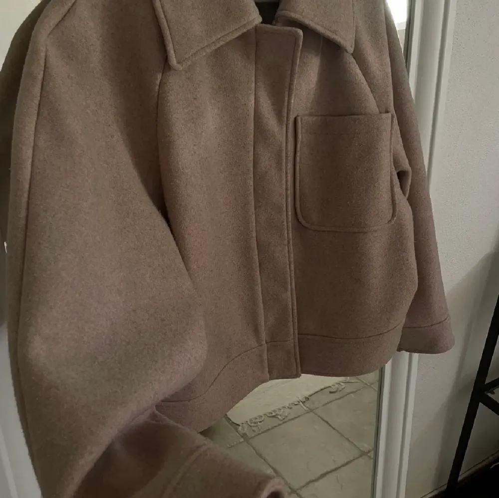 Fin beige höstjacka i stl 36 men är lite större i modellen. Den är lite nopprig men går superlätt att ta bort med en noppmaskin😊sista bilden är en likadan fast i grå färg. Jackor.