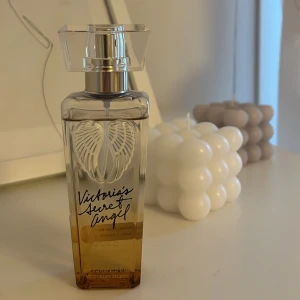 Victoria secret parfym - Jätte god parfym som jag aldrig använt för att jag har haft andra. Heter ”Victoria secret angel”. Nypris 199kr 