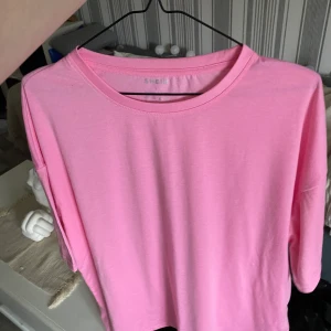 T-shirt - En super snygg och skön t-shirt! Strl L!