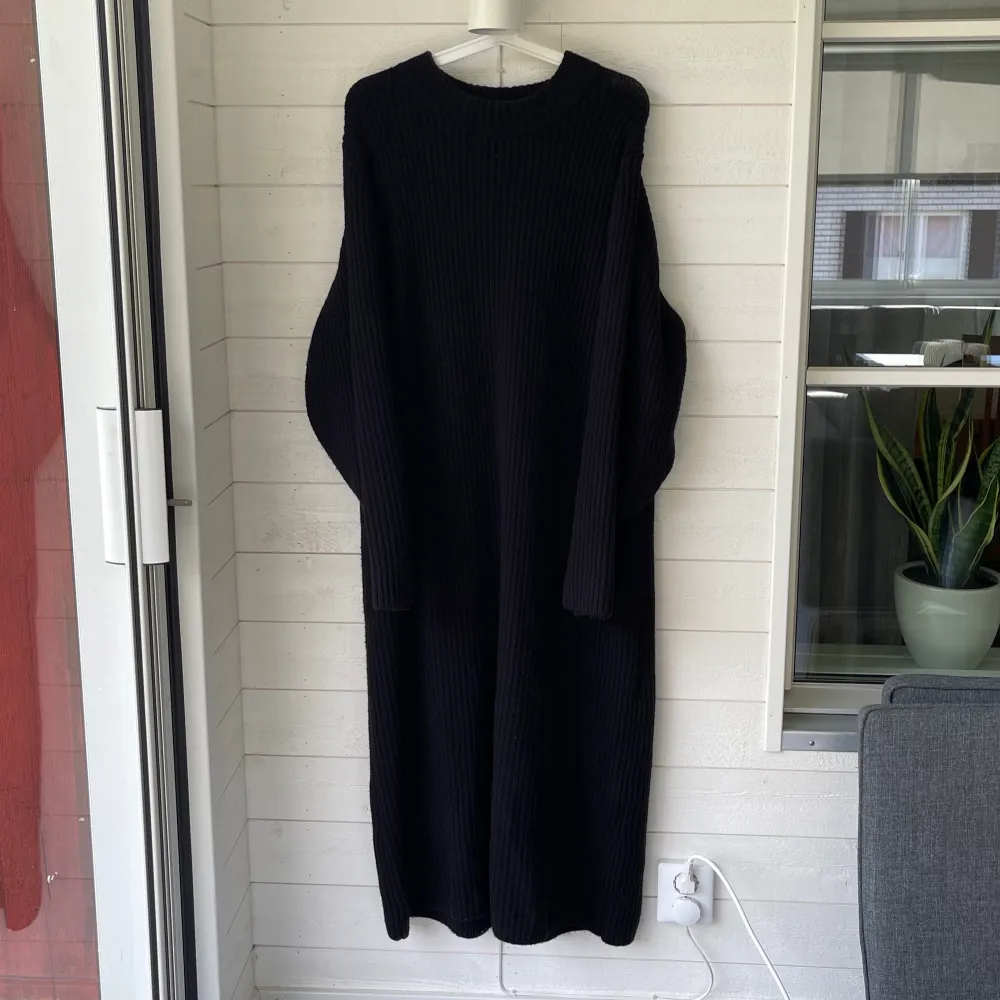 Superfin svart stickad klänning från Monki i strl XL. Säljes pågrund av tyvärr för stor för mig. Använd 2 gånger och är i nyskick. Köparen står för frakten ✨. Stickat.