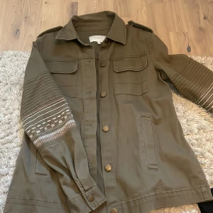 Tunn jacka från VILA - En superfin lättare jacka från VILA! Den är i jättefint skick och lite använd! Ordinarie pris 449kr!