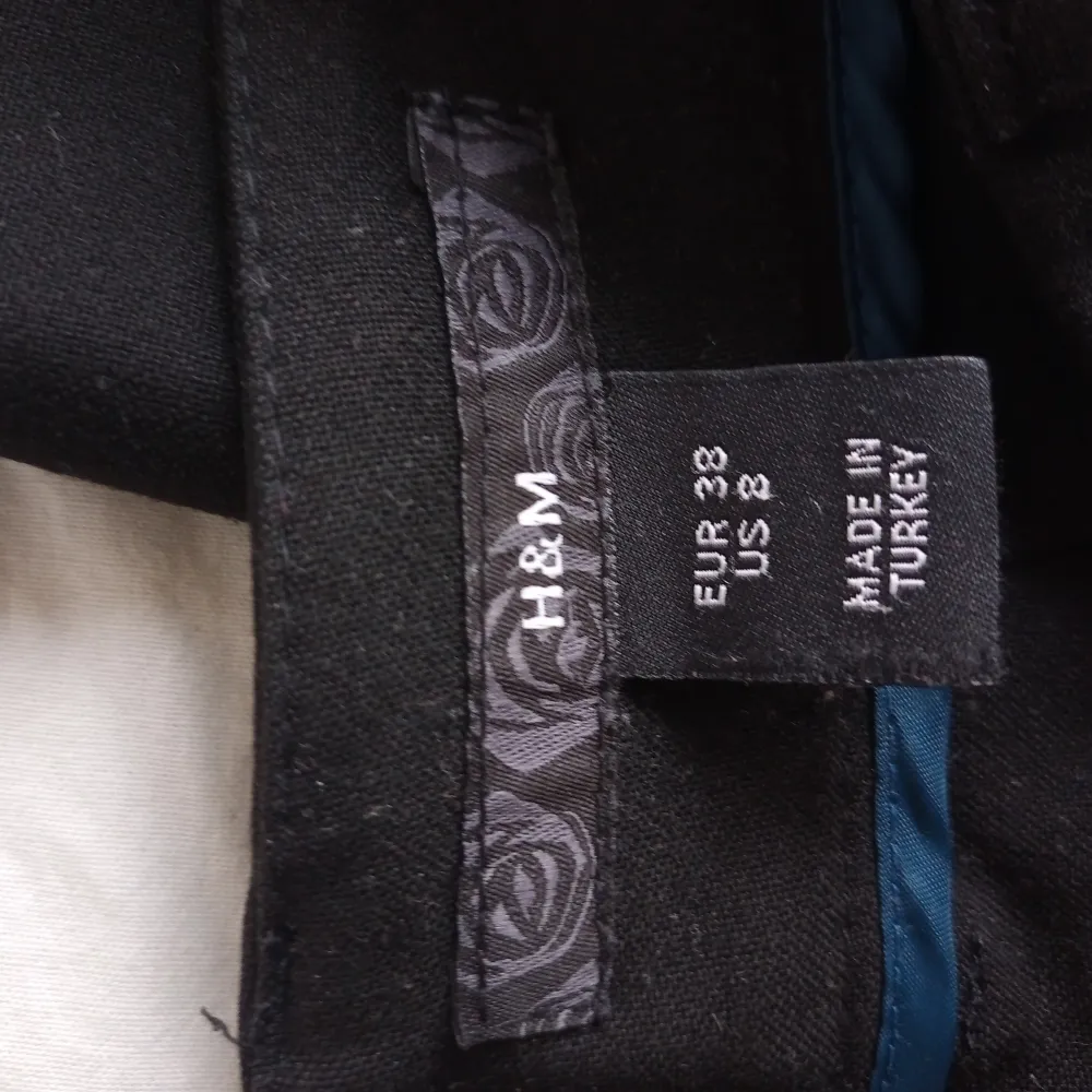 Jättesnygga svarta kostymbyxor från H&M. Bra skick förutom att i vänster ficka så är det hål. (se bild 3). Säljer pga för stora! Köparen står för frakt. Jeans & Byxor.