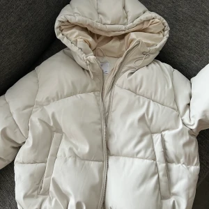 Vit Puffer jacka i läderimitation  - Créme Vit puffer jacka i läderimitation strl S använd bara en gång